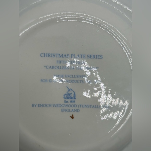 Vintage Avon Christmas 1977 Decorative Plate “Carollers in The Snow” - Picture 6 of 6